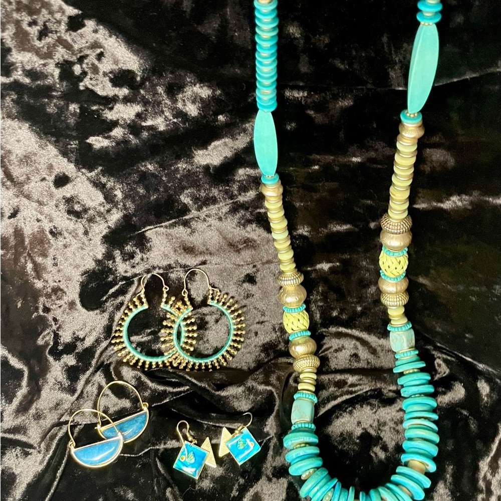 Chico’s Long Turquoise and Gold Beaded Necklace and Earrings Bracelet Set Lot